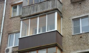Как самостоятельно застеклить балкон в хрущевке