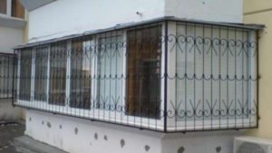 Установка решеток на балкон